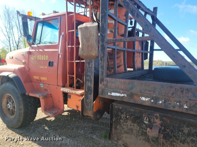 image for item NZ9833 1992 Ford  L9000 log loading truck 