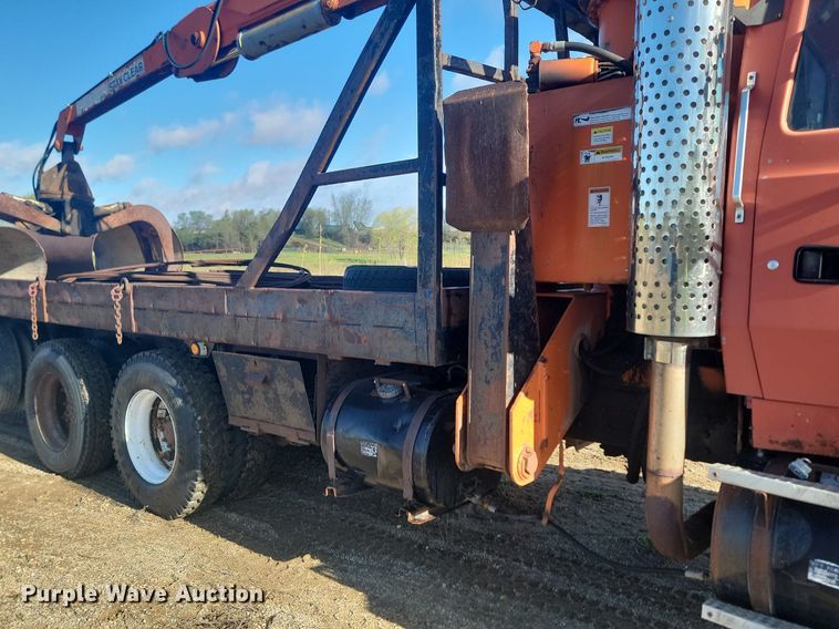 image for item NZ9833 1992 Ford  L9000 log loading truck 