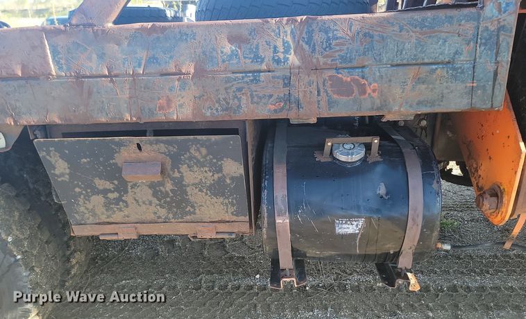 image for item NZ9833 1992 Ford  L9000 log loading truck 