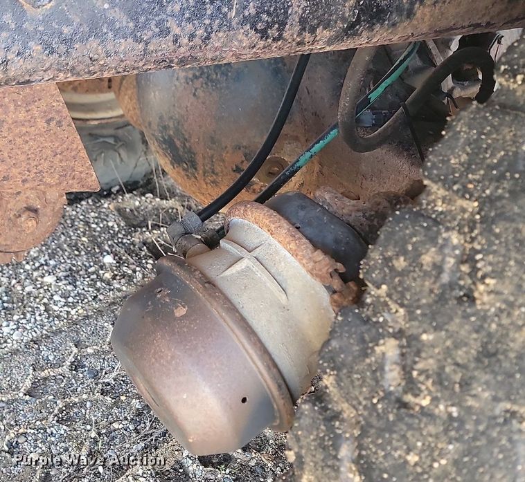 image for item NZ9833 1992 Ford  L9000 log loading truck 