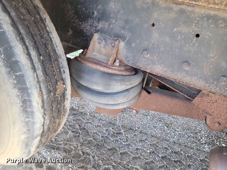 image for item NZ9833 1992 Ford  L9000 log loading truck 