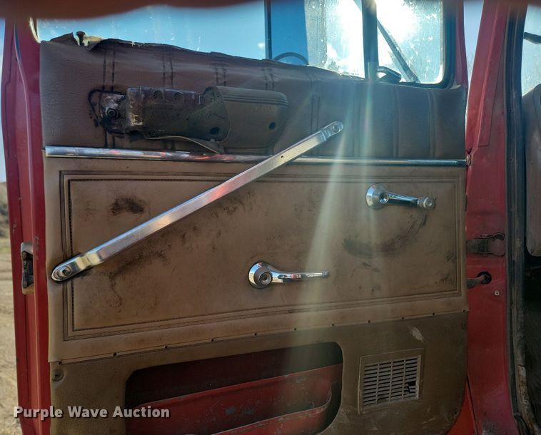 image for item NZ9833 1992 Ford  L9000 log loading truck 