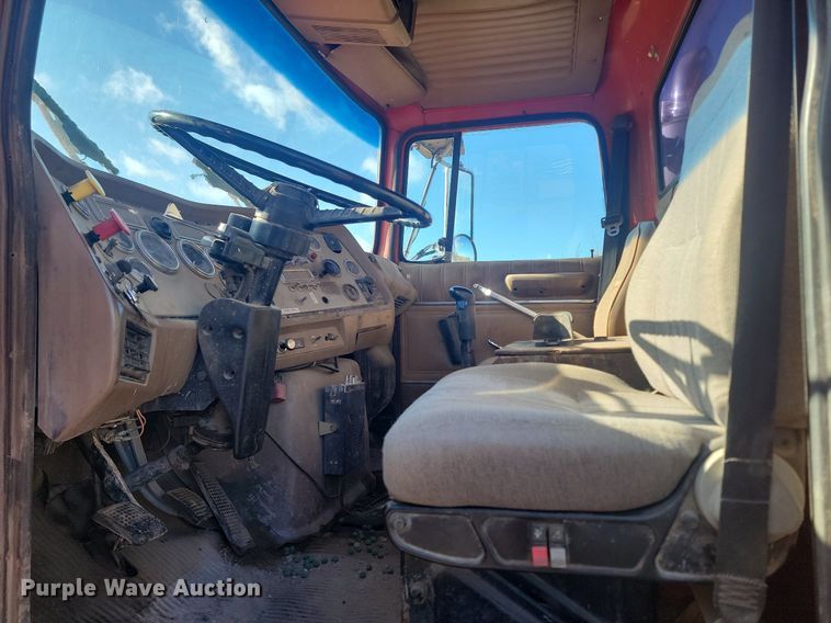 image for item NZ9833 1992 Ford  L9000 log loading truck 