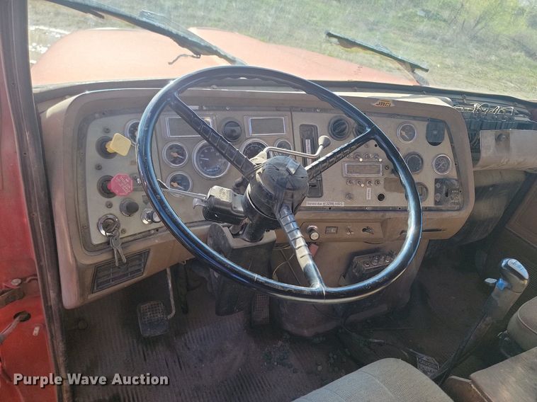 image for item NZ9833 1992 Ford  L9000 log loading truck 