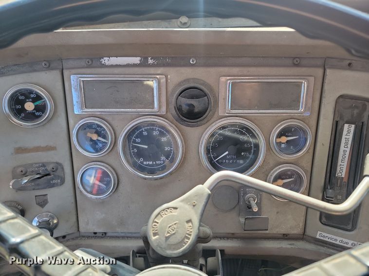 image for item NZ9833 1992 Ford  L9000 log loading truck 