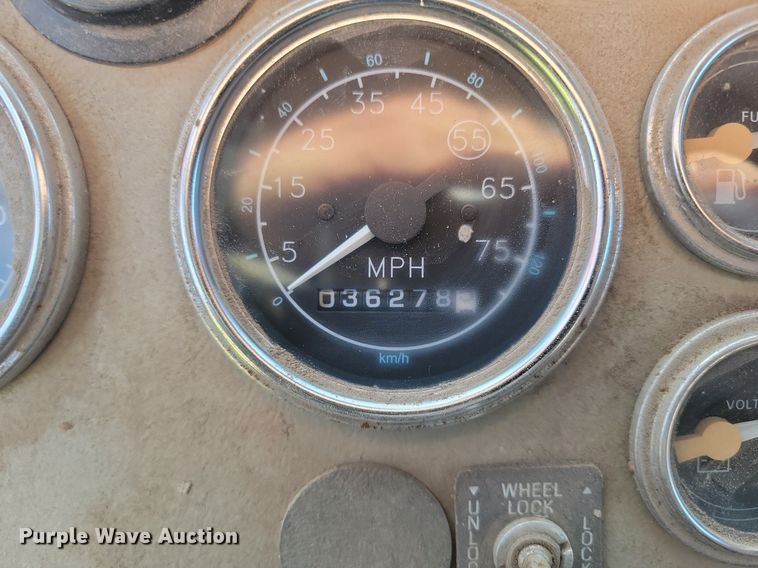 image for item NZ9833 1992 Ford  L9000 log loading truck 