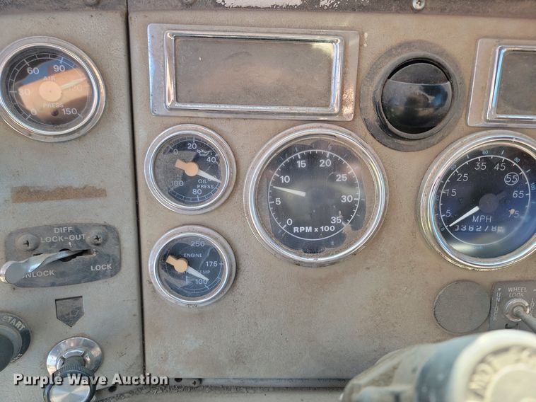 image for item NZ9833 1992 Ford  L9000 log loading truck 