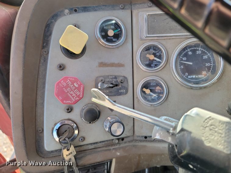 image for item NZ9833 1992 Ford  L9000 log loading truck 