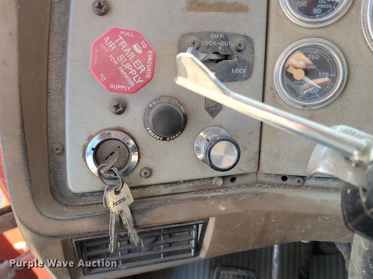 image for item NZ9833 1992 Ford  L9000 log loading truck 