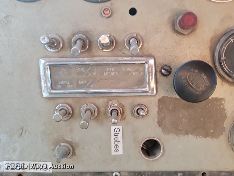 image for item NZ9833 1992 Ford  L9000 log loading truck 