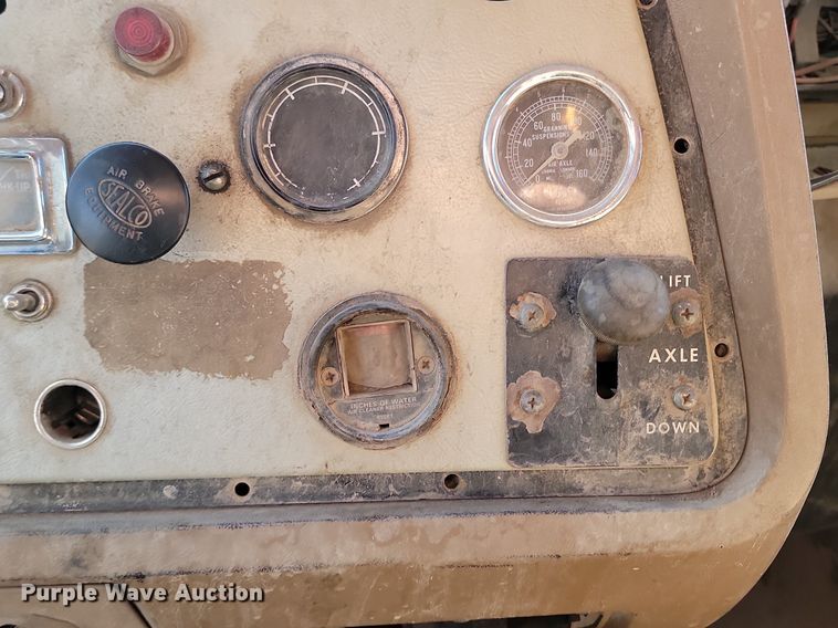 image for item NZ9833 1992 Ford  L9000 log loading truck 