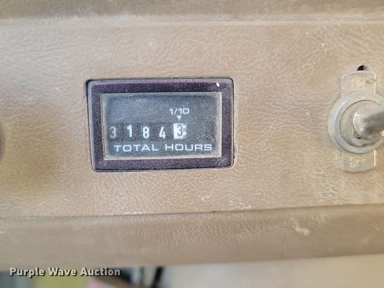 image for item NZ9833 1992 Ford  L9000 log loading truck 