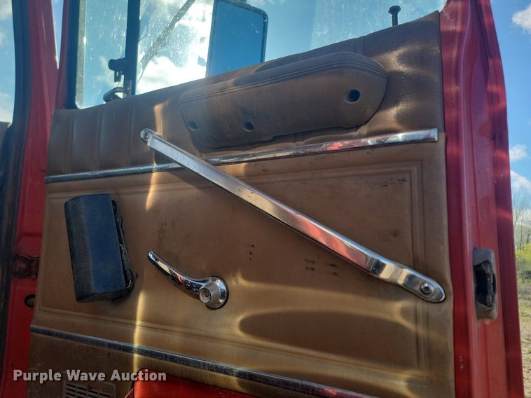 image for item NZ9833 1992 Ford  L9000 log loading truck 