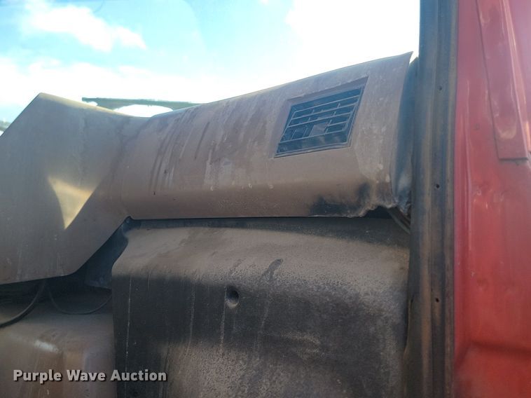 image for item NZ9833 1992 Ford  L9000 log loading truck 