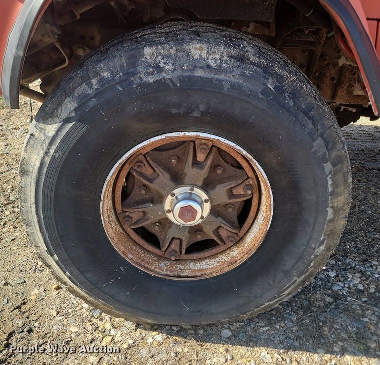 image for item NZ9833 1992 Ford  L9000 log loading truck 