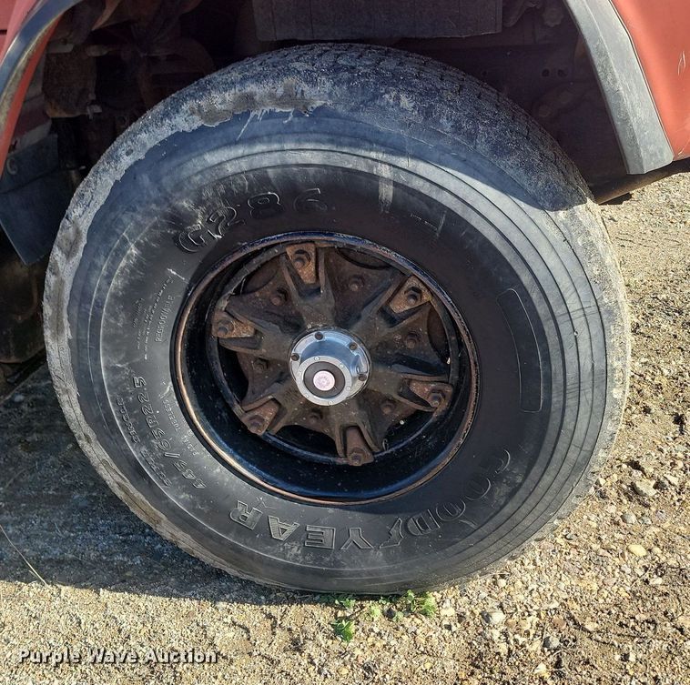 image for item NZ9833 1992 Ford  L9000 log loading truck 