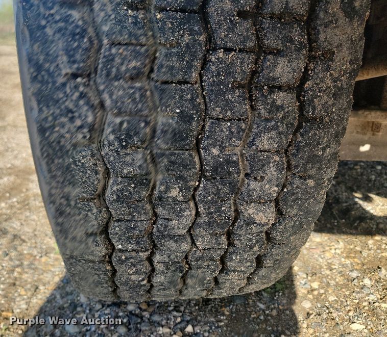 image for item NZ9833 1992 Ford  L9000 log loading truck 