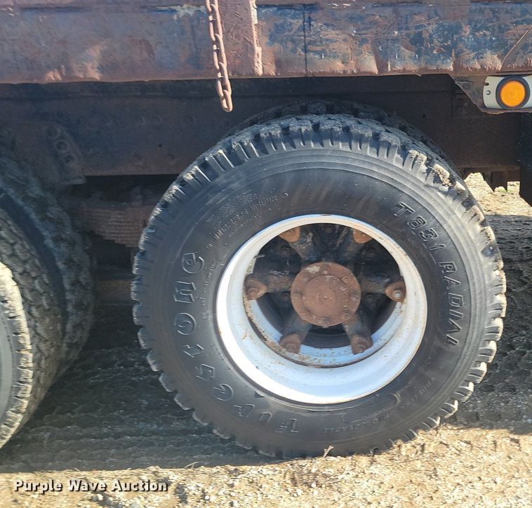 image for item NZ9833 1992 Ford  L9000 log loading truck 