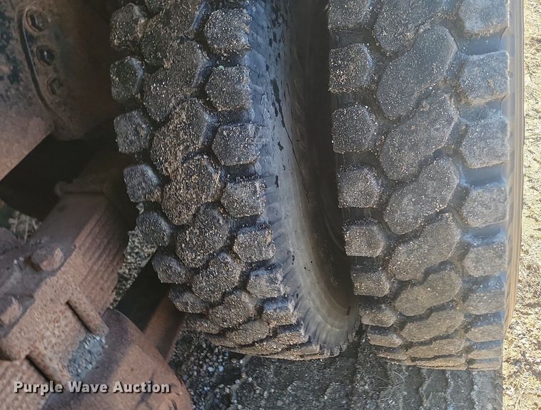 image for item NZ9833 1992 Ford  L9000 log loading truck 