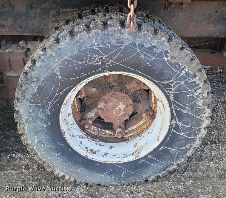 image for item NZ9833 1992 Ford  L9000 log loading truck 