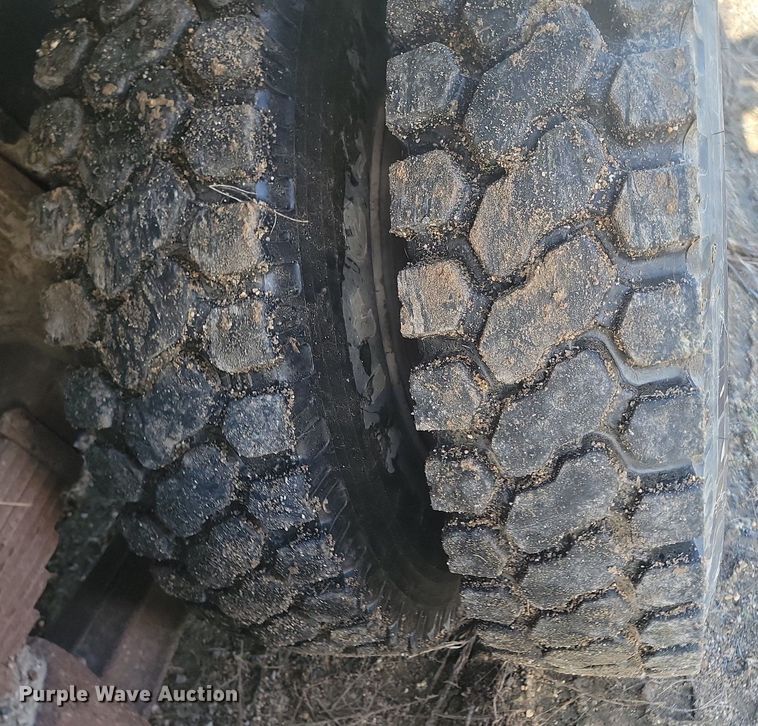 image for item NZ9833 1992 Ford  L9000 log loading truck 