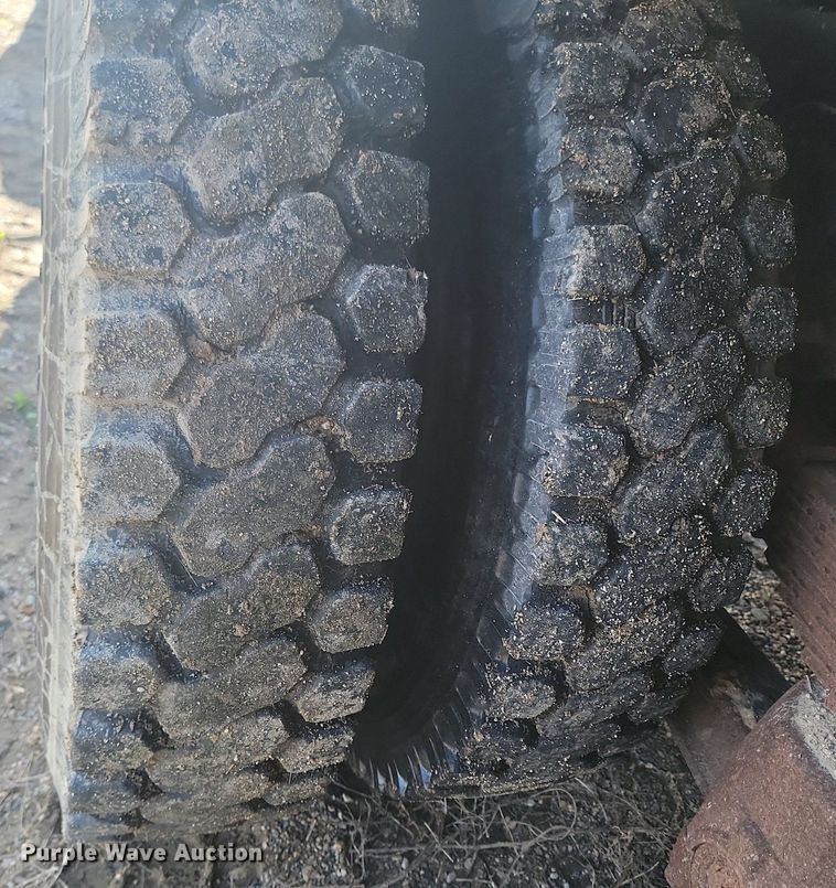 image for item NZ9833 1992 Ford  L9000 log loading truck 