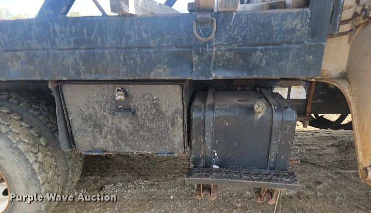 image for item NZ9834 2000 Sterling LT9500 log loader truck