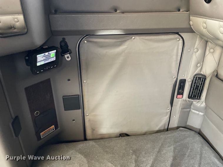 image for item OG9910 2015 Kenworth  T660 semi truck