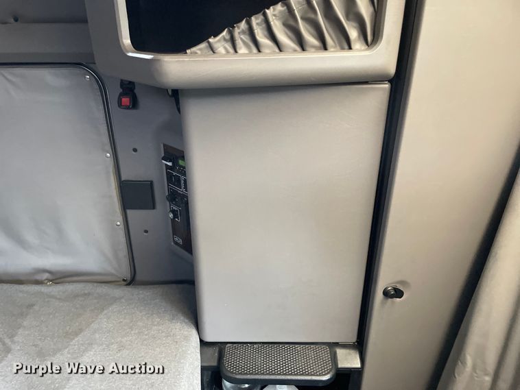 image for item OG9910 2015 Kenworth  T660 semi truck