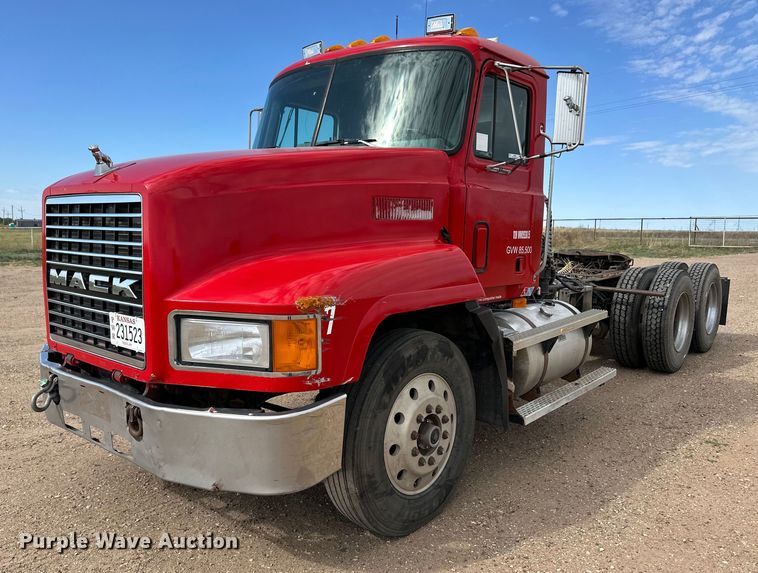 image for item OI9088 1998 Mack CH Series semi truck