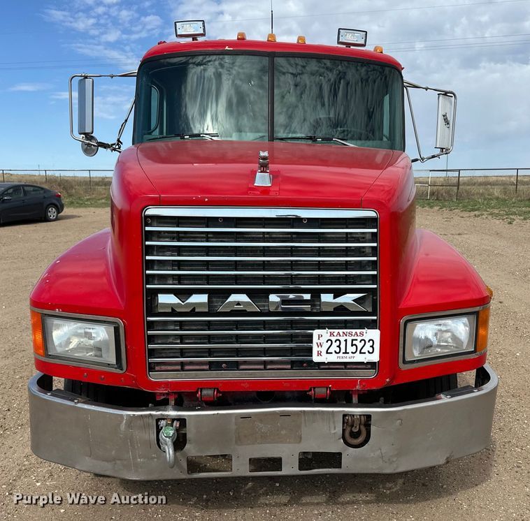 image for item OI9088 1998 Mack CH Series semi truck
