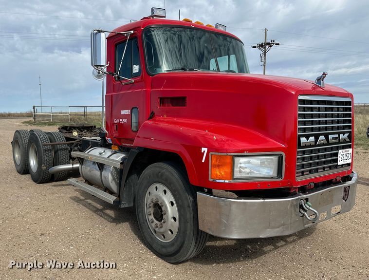 image for item OI9088 1998 Mack CH Series semi truck