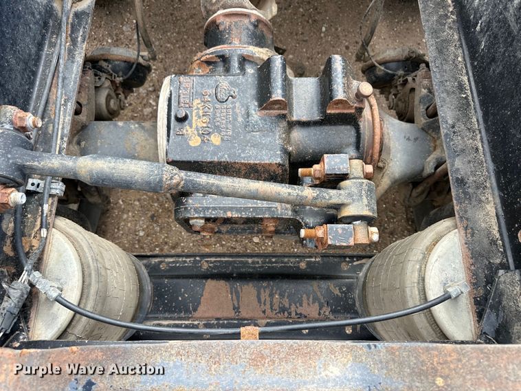 image for item OI9088 1998 Mack CH Series semi truck