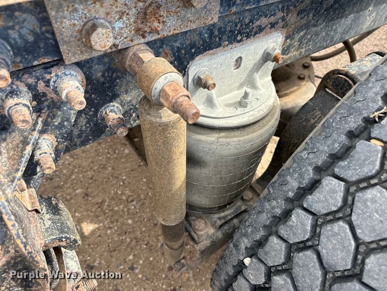 image for item OI9088 1998 Mack CH Series semi truck