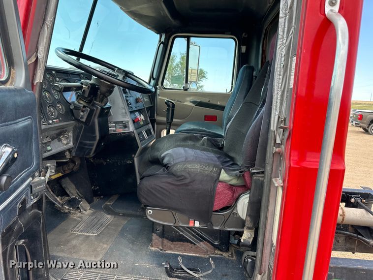 image for item OI9088 1998 Mack CH Series semi truck