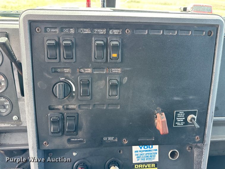 image for item OI9088 1998 Mack CH Series semi truck