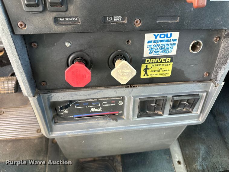 image for item OI9088 1998 Mack CH Series semi truck