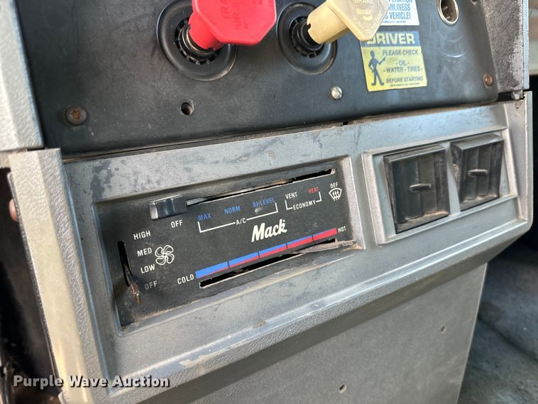 image for item OI9088 1998 Mack CH Series semi truck