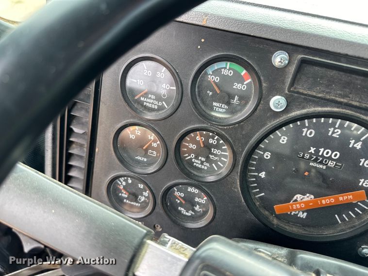 image for item OI9088 1998 Mack CH Series semi truck