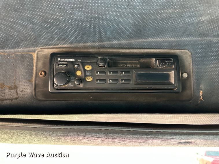 image for item OI9088 1998 Mack CH Series semi truck