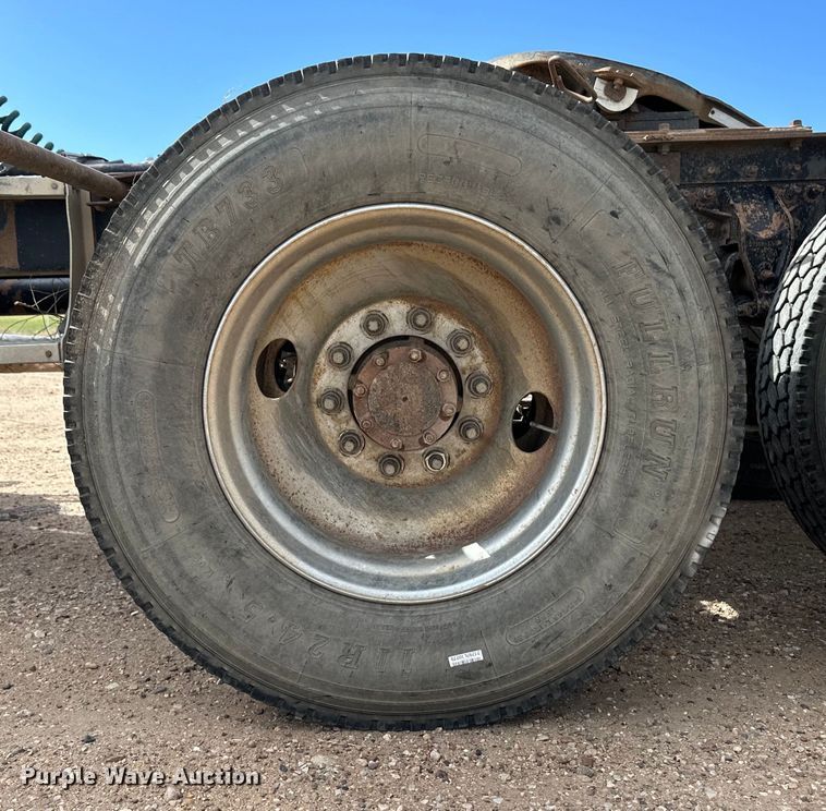 image for item OI9088 1998 Mack CH Series semi truck