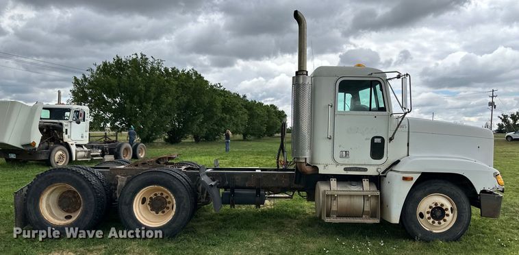 image for item OI9103 1994 Freightliner FLD120 semi truck