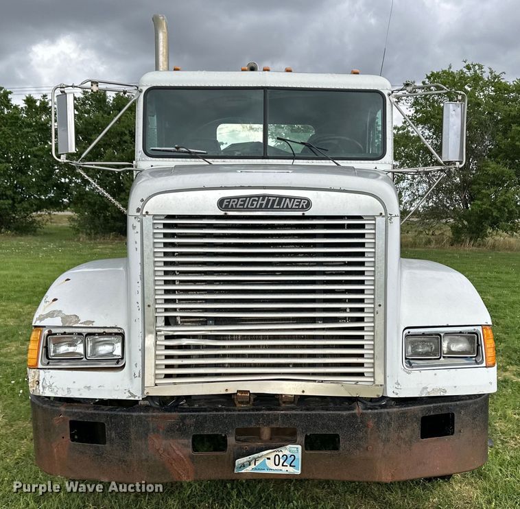 image for item OI9103 1994 Freightliner FLD120 semi truck