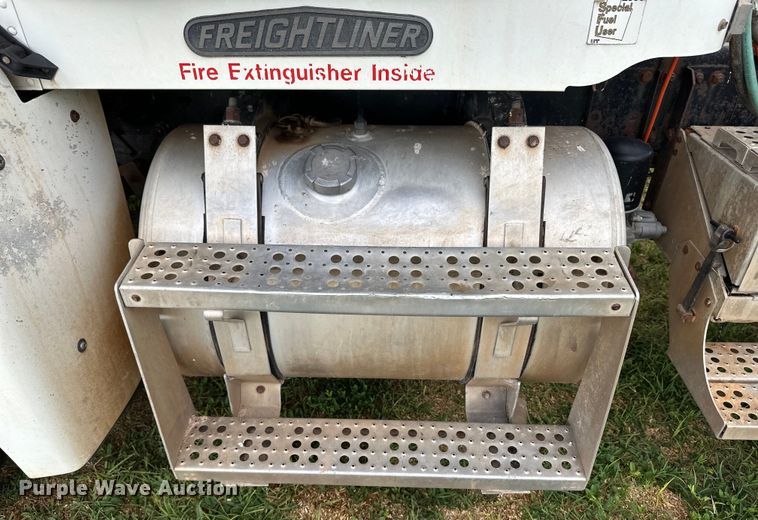 image for item OI9103 1994 Freightliner FLD120 semi truck