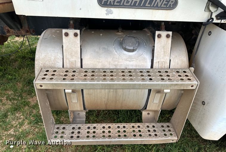 image for item OI9103 1994 Freightliner FLD120 semi truck