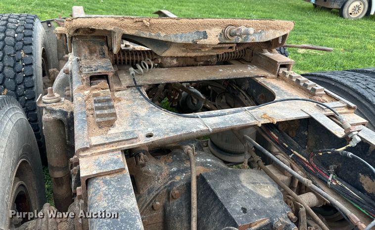 image for item OI9103 1994 Freightliner FLD120 semi truck