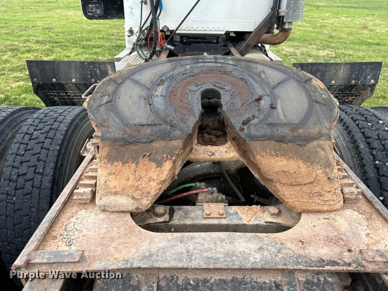 image for item OI9103 1994 Freightliner FLD120 semi truck