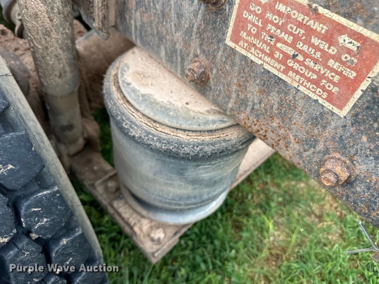 image for item OI9103 1994 Freightliner FLD120 semi truck