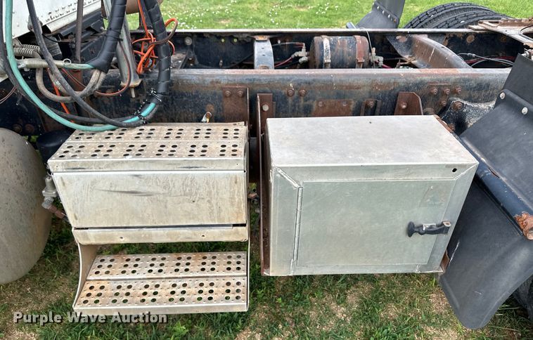 image for item OI9103 1994 Freightliner FLD120 semi truck