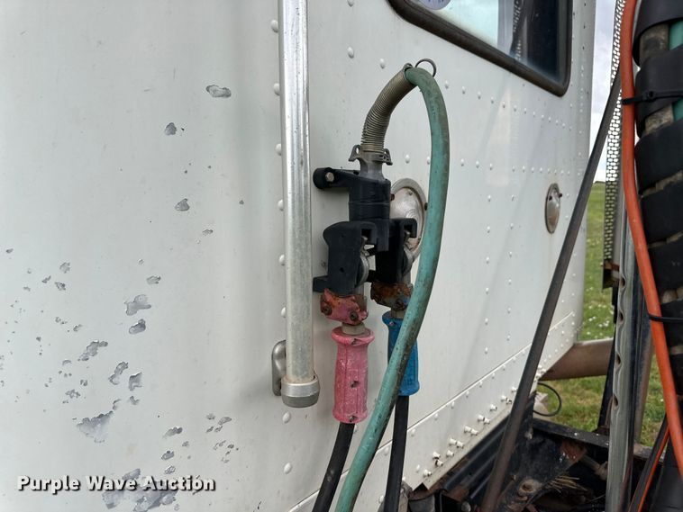 image for item OI9103 1994 Freightliner FLD120 semi truck